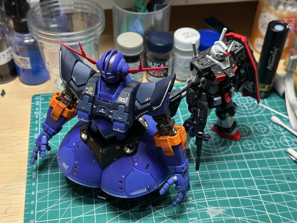 ここからは思い出語りです。小２のとき、友達が突然「作ったガンプラをあげる」とくれたのが、旧キットのジオングでした。完成しており、しかもプラカラーで部分塗装もされているジオングがメチャカッコよかったんですよ。それが自分が初めて手にしたガンプラでして、その影響で自分でも作りたいっ！となり、ガンプラにハマるキッカケになったんですよね。で、買ったのが旧キット1/100ガンキャノンでした。その後自分は転校してしまったので会うこともなく、彼は元気にしているかなあ…と今でも思い出します。