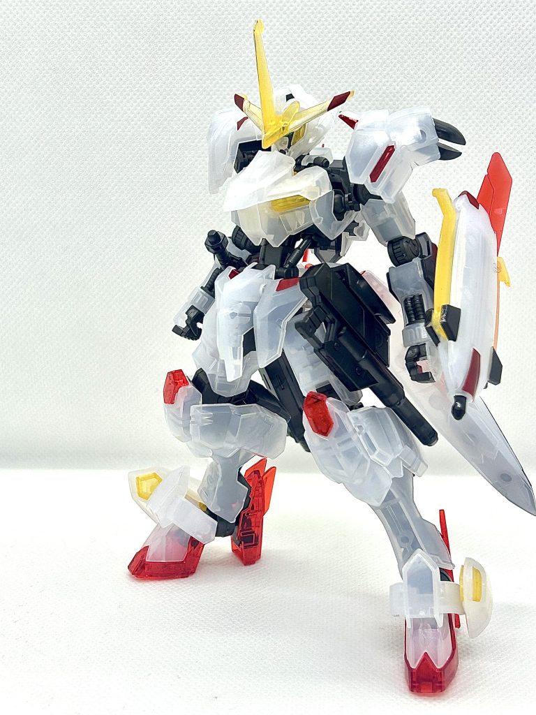 クリアカラーは一番くじで何個か持っていますが一部のみのクリアばかりなので全身は新鮮でした。シール部分にガンダムマーカーのメタリックレッド？を塗って貼っています。最近はシールをマーカーで塗って貼るのにハマっています。(シール単体だとシール感が強くて、、、、)