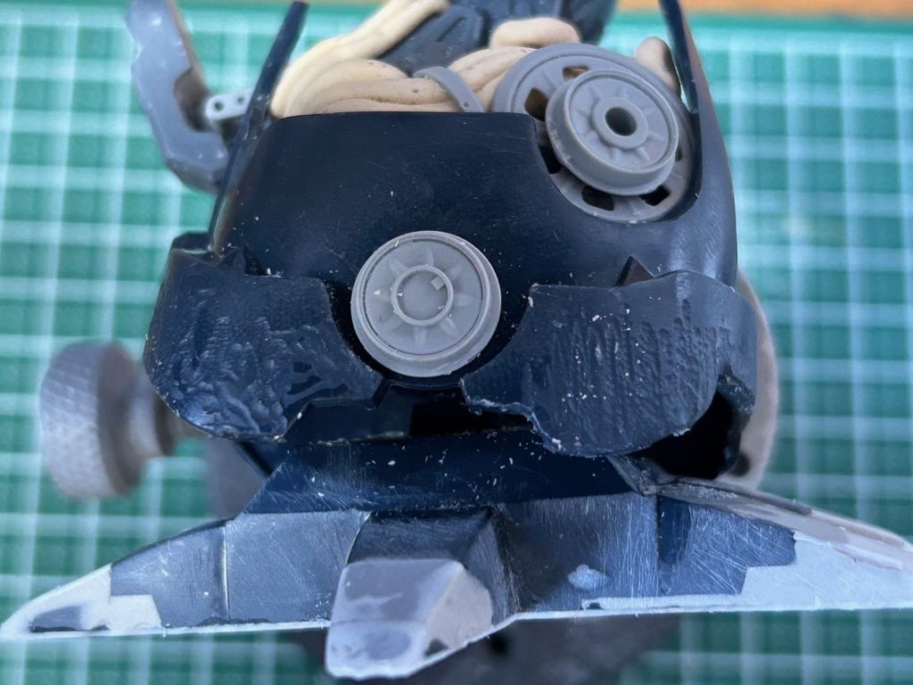 足元も巨大感だすためプラ材とパテで前方に延長・大型化しました。(・∀・)ニヤニヤ