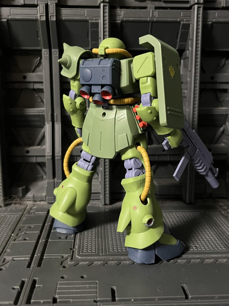 一年戦争において最も生産された機体ザクII、その改修及び最終量産型となるのがザクII改です。統合整備計画(ジオン公国軍が戦争末期にコストの削減などを目的として行った計画)によって開発されたシリーズの一機でもありますね。