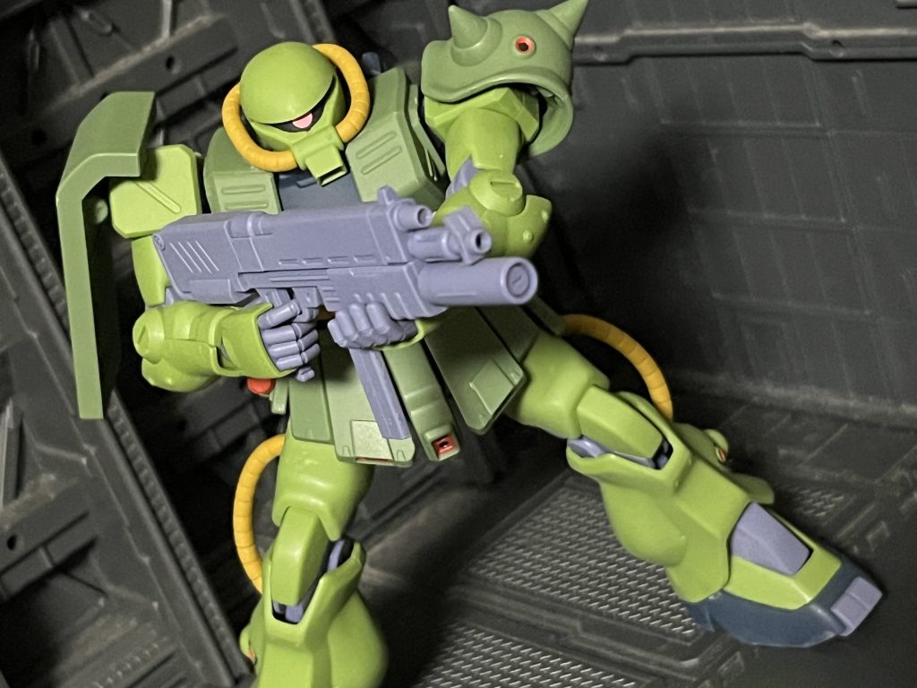 改修と言われるだけあって外装は元のザクIIから様変わりしています、兵装も従来のザクマシンガンから90mmマシンガンへ変更、コクピットや制御系も一新されているそうで新人パイロットでも扱いやすい機体となっています。そういえばポケ戦のバーニィもだいぶ若かったですよね。学徒動員していたジオンにとっては好都合だったかもしれませんね