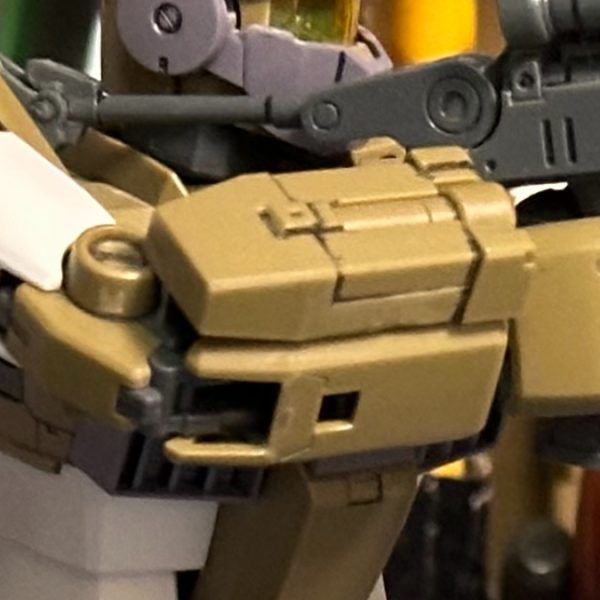 ＭＧ.ＧＭスナイパーカスタムＲＧＭ-７９ＳＣです。昨日、こちらのキットにツヤ消しトップコートを吹いている最中、右腕のボックスビームサーベルユニットを紛失。バラした際にどこかへフライアウェイ。さて、どうするかと一晩寝ながら考えた結果。RE/100ガンダム試作４号機の余剰のエネルギーパックの両側にＭＧ.ＧＭキャノンの余剰のビームサーベルを接着(取り外しのギミック割愛っ！)、ビームサーベル×２のユニットをでっち上げ、キットの右前腕の余剰パーツに接着して、自分なりのカスタムということにしました。ビームサーベル２本になって、さらに強そうになったと思います。カラーはこのままでいいかな。ノーマルのＧＭのビームサーベルをそのまま装着したイメージで、、、。前腕の外装は着脱できるので、バンダイに部品注文できたり、紛失したパーツが出てきたら、元の状態に戻せます。（2枚目）