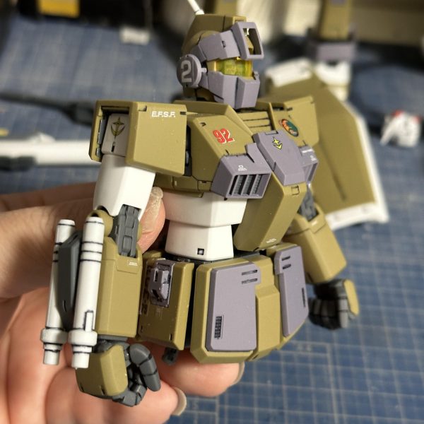 ＭＧ.ＧＭスナイパーカスタムＲＧＭ-７９ＳＣです。昨日、こちらのキットにツヤ消しトップコートを吹いている最中、右腕のボックスビームサーベルユニットを紛失。バラした際にどこかへフライアウェイ。さて、どうするかと一晩寝ながら考えた結果。RE/100ガンダム試作４号機の余剰のエネルギーパックの両側にＭＧ.ＧＭキャノンの余剰のビームサーベルを接着(取り外しのギミック割愛っ！)、ビームサーベル×２のユニットをでっち上げ、キットの右前腕の余剰パーツに接着して、自分なりのカスタムということにしました。ビームサーベル２本になって、さらに強そうになったと思います。カラーはこのままでいいかな。ノーマルのＧＭのビームサーベルをそのまま装着したイメージで、、、。前腕の外装は着脱できるので、バンダイに部品注文できたり、紛失したパーツが出てきたら、元の状態に戻せます。（6枚目）