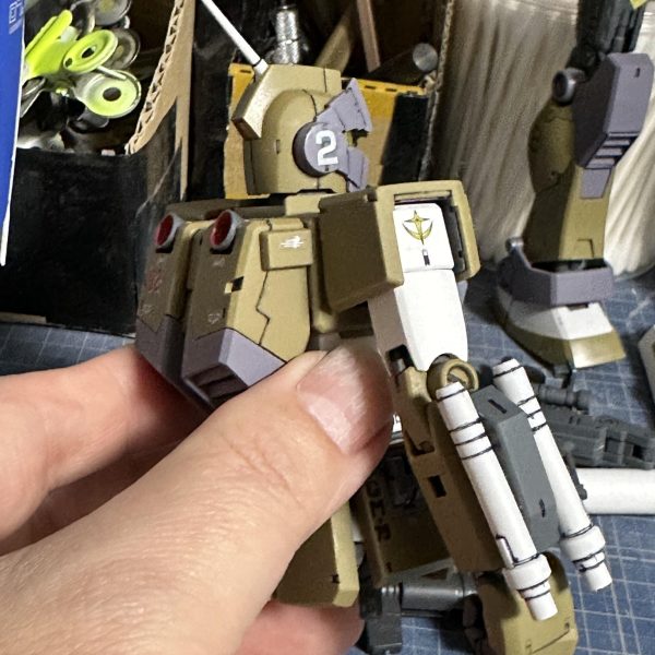 ＭＧ.ＧＭスナイパーカスタムＲＧＭ-７９ＳＣです。昨日、こちらのキットにツヤ消しトップコートを吹いている最中、右腕のボックスビームサーベルユニットを紛失。バラした際にどこかへフライアウェイ。さて、どうするかと一晩寝ながら考えた結果。RE/100ガンダム試作４号機の余剰のエネルギーパックの両側にＭＧ.ＧＭキャノンの余剰のビームサーベルを接着(取り外しのギミック割愛っ！)、ビームサーベル×２のユニットをでっち上げ、キットの右前腕の余剰パーツに接着して、自分なりのカスタムということにしました。ビームサーベル２本になって、さらに強そうになったと思います。カラーはこのままでいいかな。ノーマルのＧＭのビームサーベルをそのまま装着したイメージで、、、。前腕の外装は着脱できるので、バンダイに部品注文できたり、紛失したパーツが出てきたら、元の状態に戻せます。（7枚目）