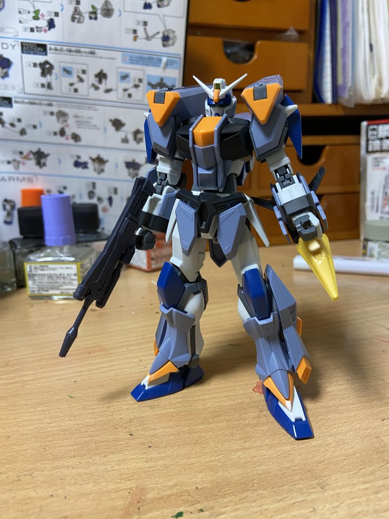 今回は首、二の腕、腰、足をそれぞれ延長しましたスネ部分のオレンジ色のパーツもプラ板でシャープ化無改造だと首が埋まってたので個人的にこのぐらいが好みです