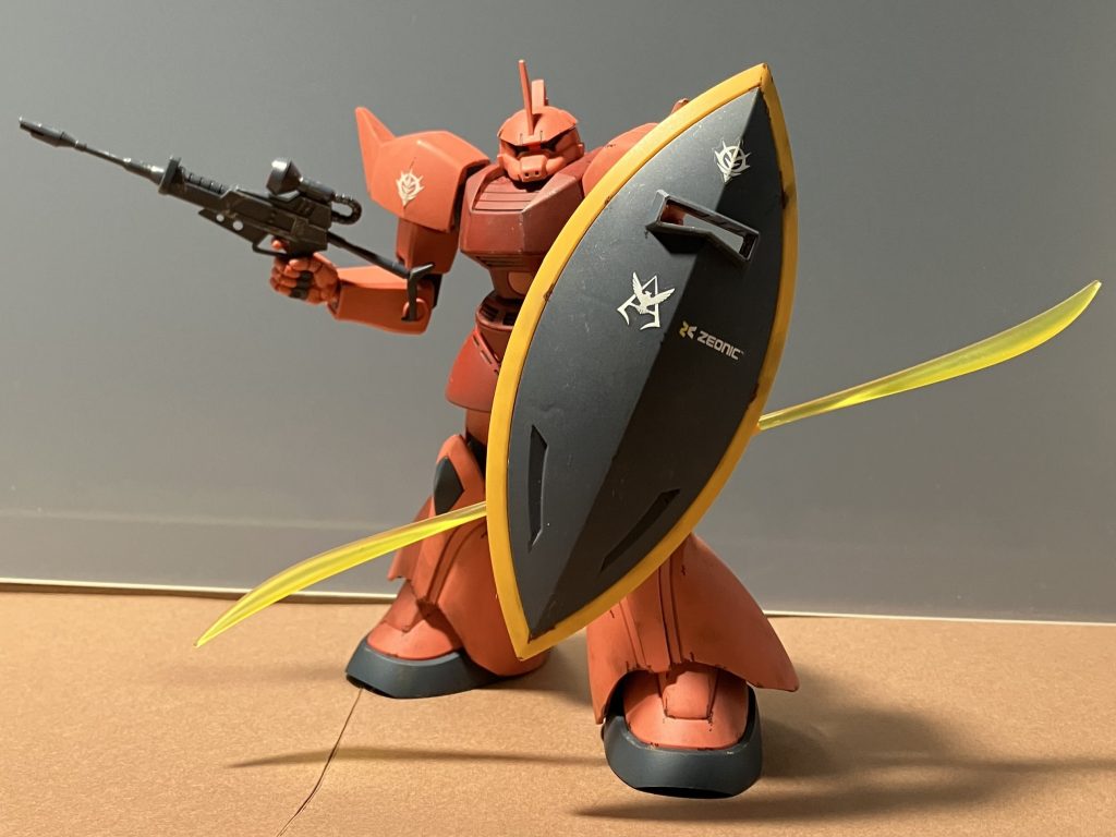 シールドを構えて、戦闘態勢。