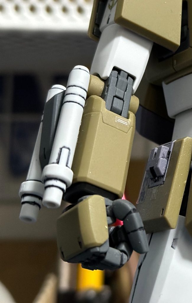 オリジナル要素のビームサーベルラック。RE/100ガンダム試作４号機ビームライフルのＥパックの両サイドにＭＧＧＭキャノン付属のビームサーベルを接着。取り外し＆取り付け機構はオミット(メンドクサ！)