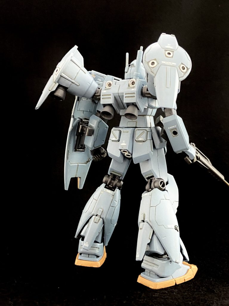下脚部はジムカスタムのふくらはぎを取り去り残った膝とスネ部分でGP01のパーツを挟み込むような構造です。膝アーマーのスネと接する部分は形状が異なるため、プラ板を貼って整形。最終的な下脚部の長さは元のジムカスタムと同じになるよう調整しました。アンクルアーマーはGP01のものにジムカスタムのそれから軸を移植して装着。