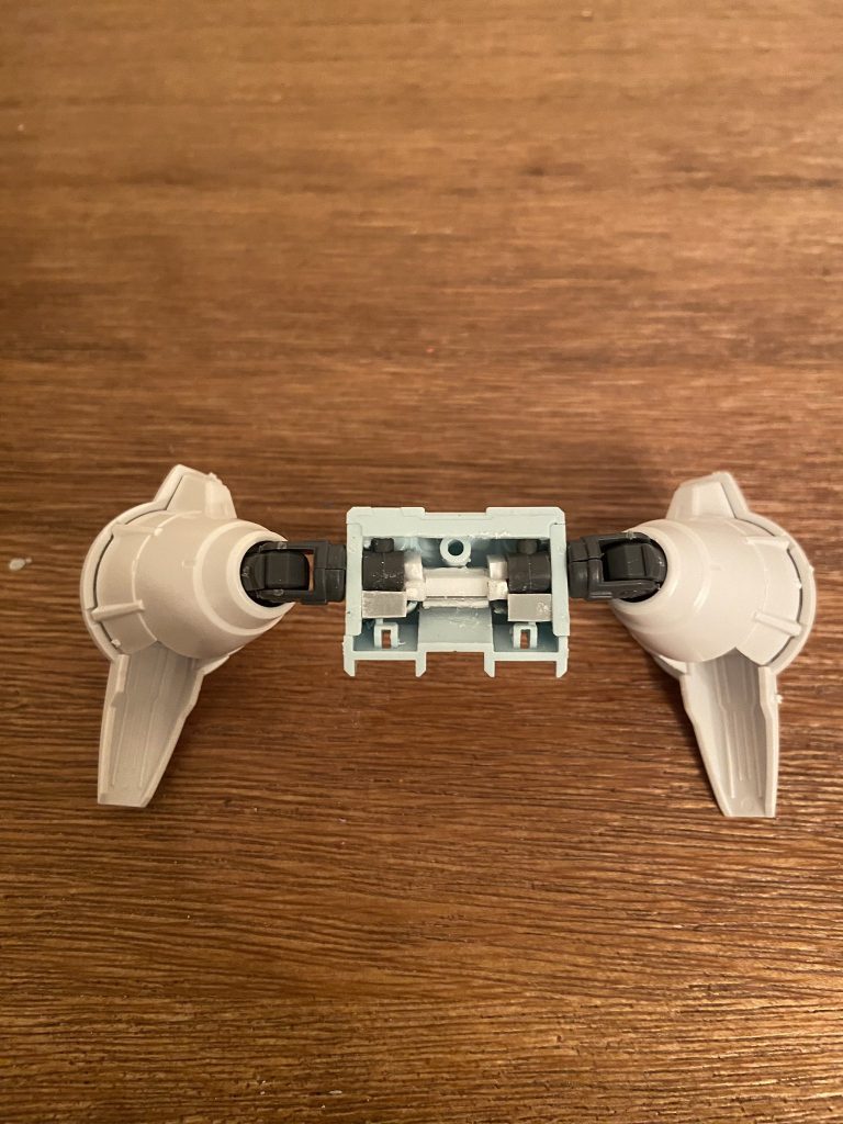 バックパックの中身。側面に穴を空けて、中にポリキャップを入れてガッチリ固定しました。
