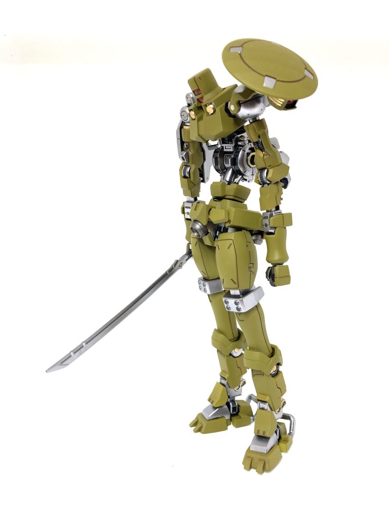 足首から下はデミトレーナーを使いました。等身が高くなっているのでバルバトスの長い刀がちょうど良い大きさになりました！