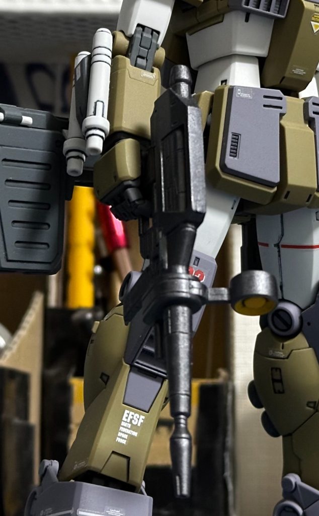 ガンダムＲＸ-７８のビームライフルＸＢＲ-８７を装備できるようにしました。ＭＧジム(初代)のＸＢＲ-８７ビームライフルにキット付属のビームスプレーガンのグリップを接着。手のひらの接続パーツにしっかりハマるようにしました。ガンダムと同じ武装(ビームライフル、ハイパーバズーカ、ビームサーベル×２)のＧＭスナイパーカスタムにもできます。