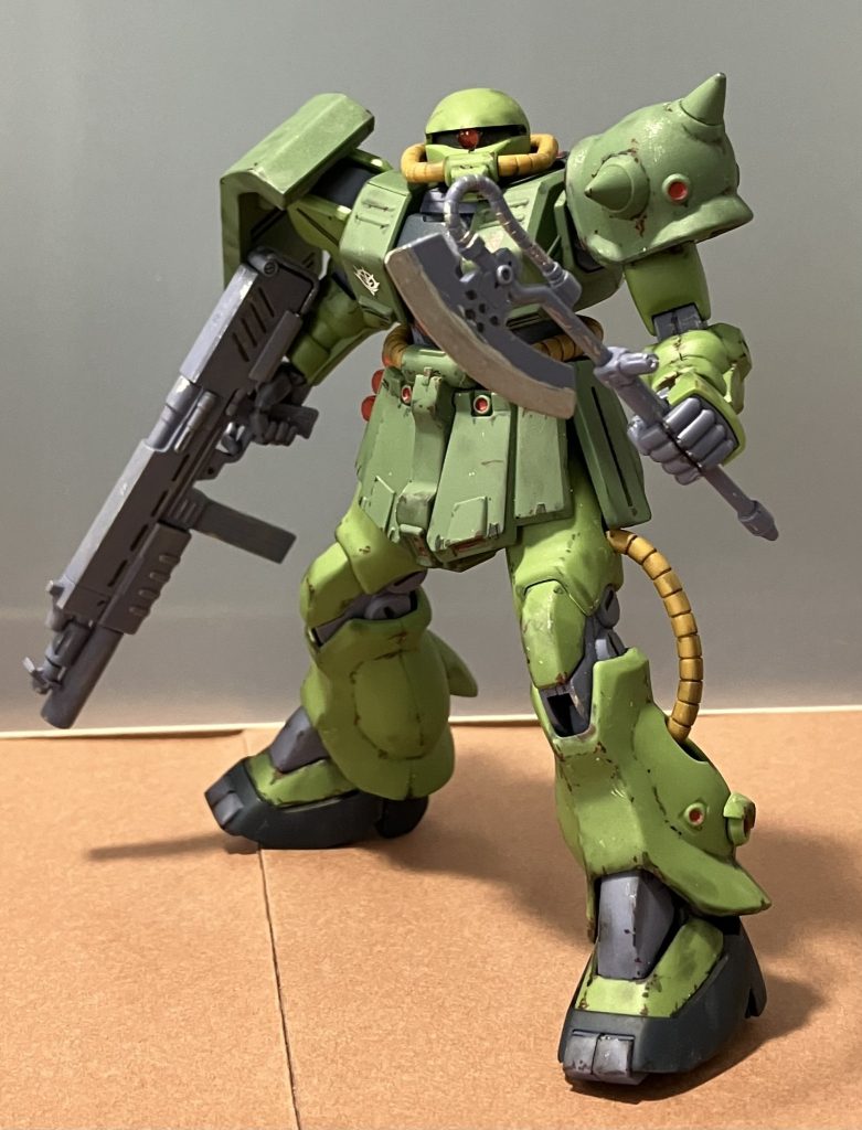 ヒートホークを構えます。可動域が広いよいキットですね!