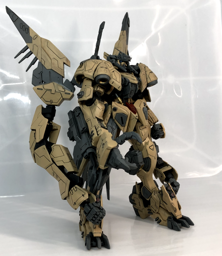 手持ち武装が無くとも腕部による殴打や裂撃に圧撃、脚部炸裂ボルト、踵部大型ヒールバンカー、右腕パイルバンカー、右脚ドリルニー及びハンターエッジによる至近距離戦も得意とする。それらが使用不能になろうと、メインカメラサイドに装備しているスパークファングによって、敵機の喉元を食い千切るまで止まる事はない。 ...という勝手な脳内設定です。