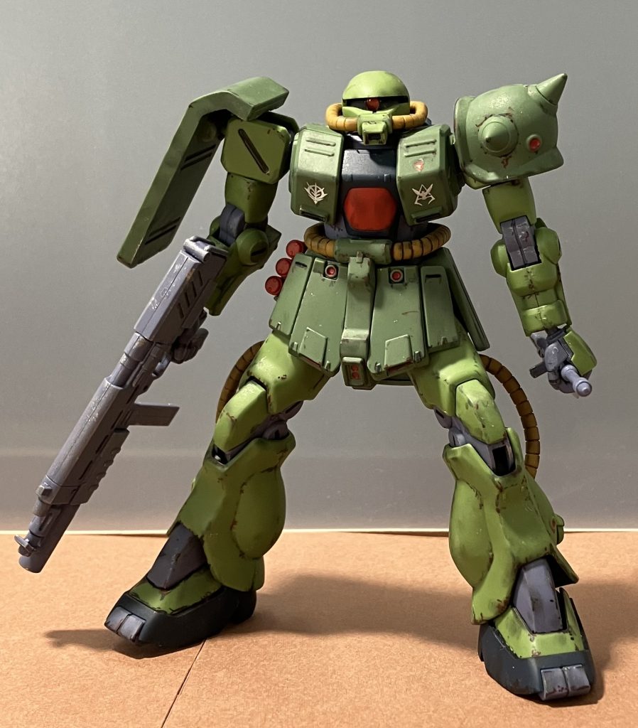 正面から。頭部のスッキリ具合、コクピット周辺から進化型のザクのイメージを感じました。