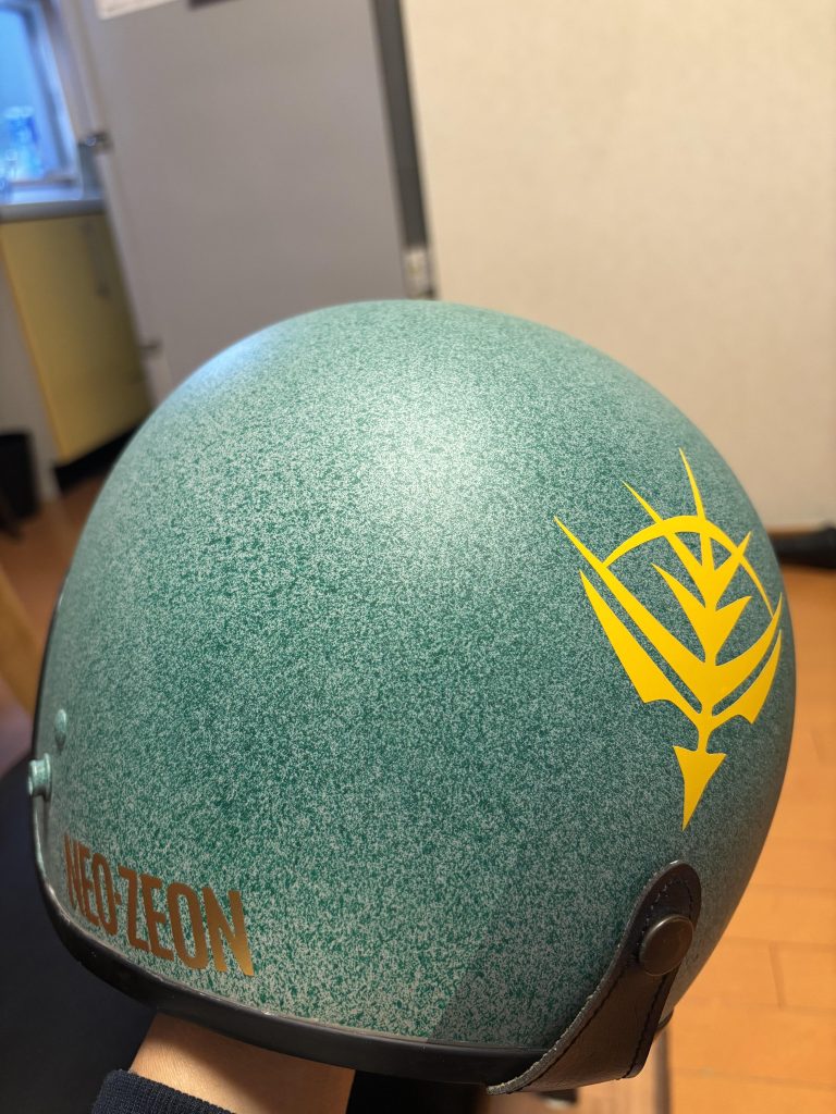 ヘルメットは、ちょいとテクニカルにスプレー缶で塗装。軽石の様な仕上がり。マークはジオンではなくネオジオンです。