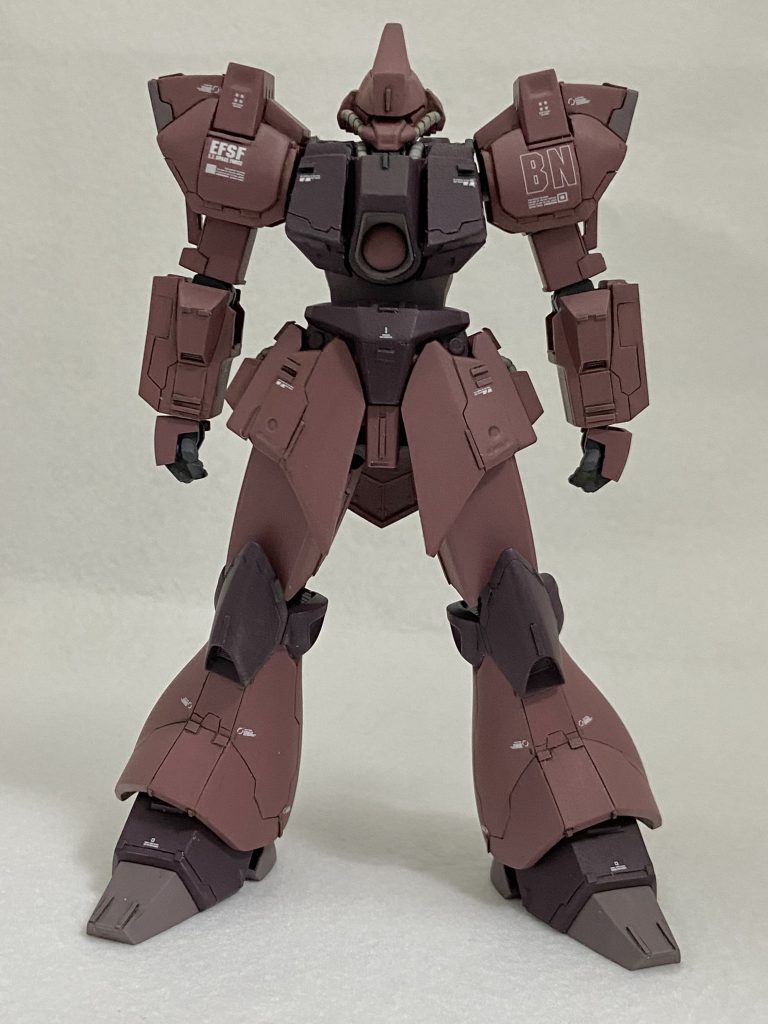 改修箇所は以下の通りです頭: 縦に短縮、トサカ角度変更、額周り形状変更胸: 横に幅詰め、前面厚み増しと角度変更腰: フロントアーマー大型化、股関節を前に移設肩: アーマー外側と内側を延長し大型化腕: 肘周辺の延長、手首をビルダーズパーツに交換腿: 前後左右に幅増し脛: 外側の裾を延長、足首関節の延長