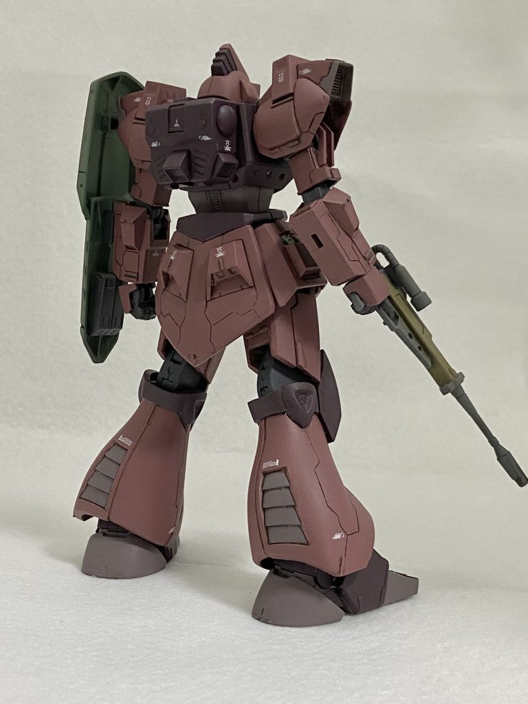 塗装はおもにあずき色をベースに作った濃淡2色とグレーで設定の配色より少し褪せた色です。グレーにも少し四肢の色を混ぜて一体感が生まれることを狙ってます。