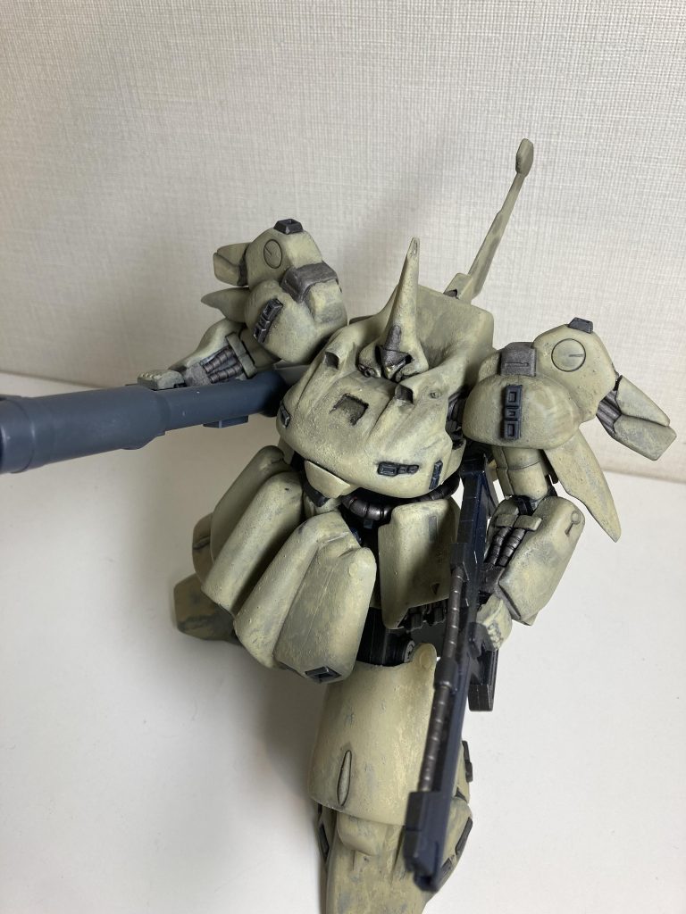 まず、頭の形がアニメ版とは違うので、エポパテ工作で改造しました。横幅が大きくなるので、頭の横の肩周りも、パーツ裏側にパテ盛りし、削り込みしました。