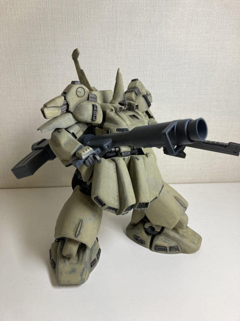 そのほか、腰アーマーや腕、脚も、パーツ裏側からパテ盛りし、エッジを丸めるように削り込みました。