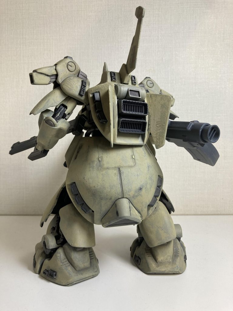 バーニア他の塗装もシンプルに抑えました。最近のガンプラは、塗装も含め綺麗に仕上げるのが主流みたいですが、たまにはこういう薄汚いのもいかがでしょう？