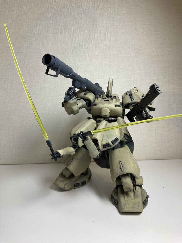 鋳造表現として、溶きパテにジオラマの砂漠表現用の微細な砂を少量混ぜたものをパーツ表面に塗り、その上からウェザリングペーストを被せ、艶消しトップコートをスプレーして定着させています。宇宙用MSっぽさがだいぶ薄れましたね。