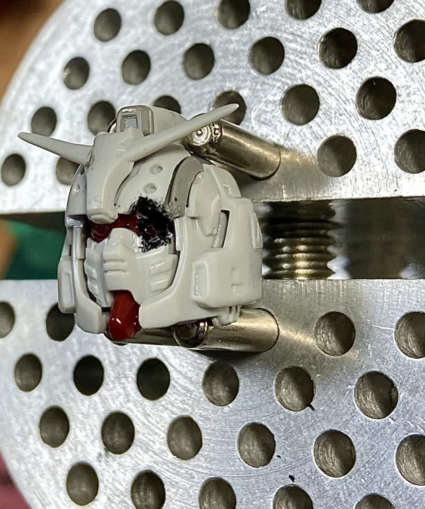 頭部はあらかじめ片目のパーツは切り取って、組み立てた状態から熱した針金で傷を再現しました