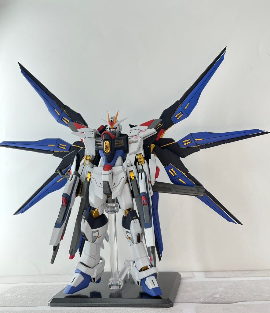 なかなかカッコよくできたと思います✌️ 主な改修は、頭部:Oガンダムのフェイスをベースにデザイン変更。胴体・上腕・スネ:延長。肩:一部デザイン変更。太腿:HGCEストフリから流用。レールガン:ゲルググの武器を短縮してマウントできるようネオジム磁石IN。ウイング:接続部をRG規格→HG規格へ。 おおまかにこんな感じです。ほかにも多少細々といじってるところもあります。