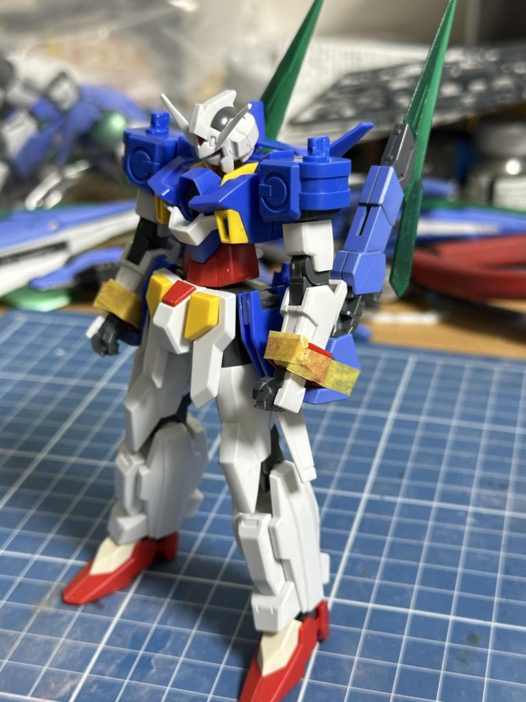 最初期。この頃は足首だけフェニーチェリナーシタのものに変えてますね。最初は腕のブレードを翼に見立てて燕モチーフのAGE-2スワローという機体にしようと思ってました。