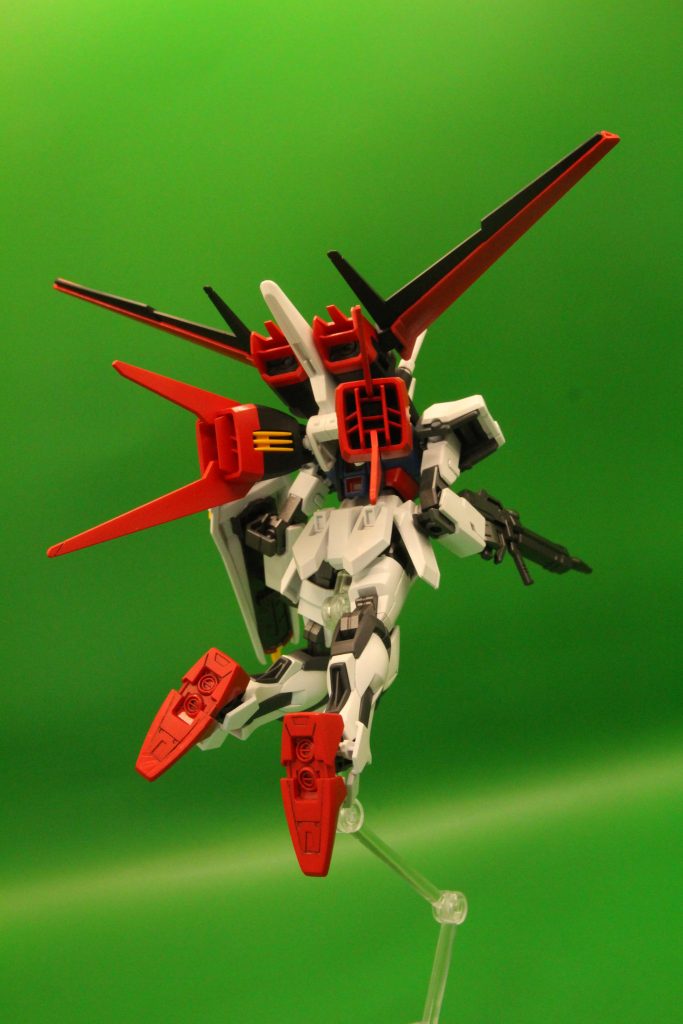 背面は航空機のエンジン裏を覗くような、シンプルであっても迫力のあるでき！ストライカーも全塗装していますが、ブースター内部などは塗装で塗り分けています♪あとはたぶんエールで飛ぶであろうと思い、足裏はパテ埋めで肉抜き穴を隠しました。