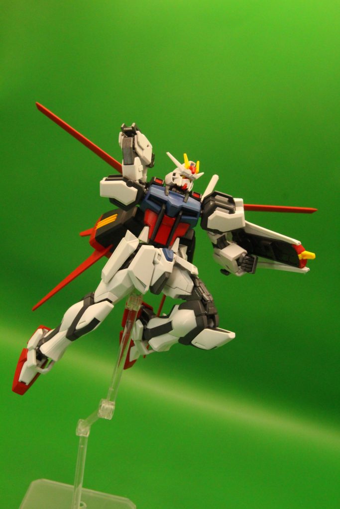 さらに換装ありきとはいえライフル、サーベル、バルカンという装備の潔さ。劇中の換装の手間からすると、この携帯で個性豊かな他4機と戦ってたのはすごいなぁ〜、と。