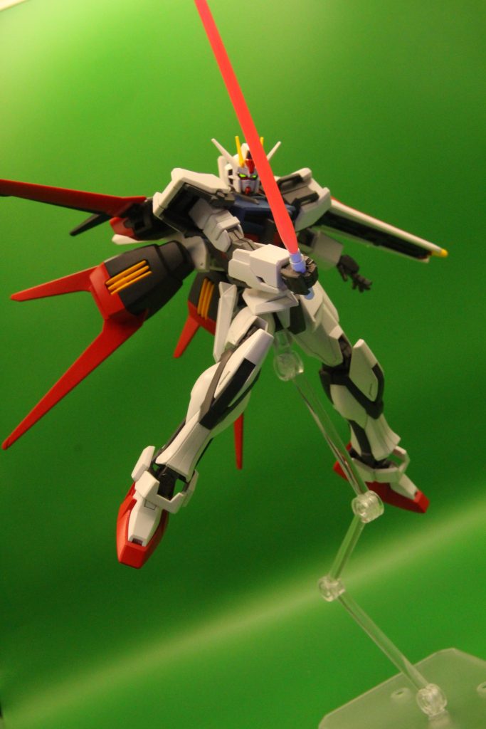 ので、蛍光塗料でぼんやりと光らせてみました。サーベルは上手く発光した感じに撮影するのが難しい💧