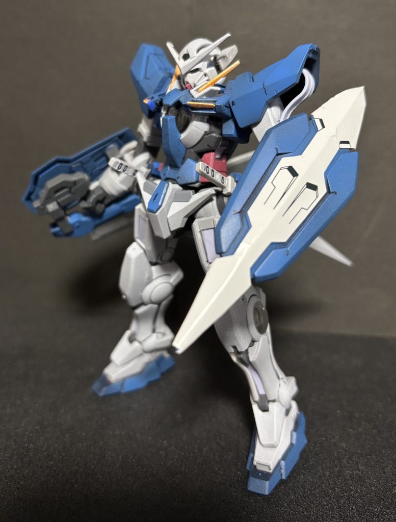 ガンダムマーカーエアブラシシステムでの塗装です。下地はサーフェイサースプレーですが。レッドとブルーにはブラックサフ、イエローにはホワイトサフ、ホワイトにはグレーサフを吹きました。