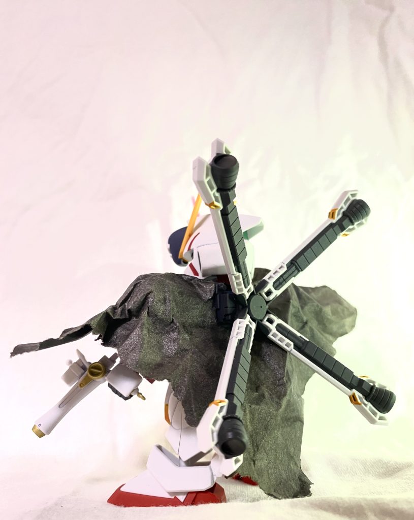 合わせ目消しは頭部のみ行っています。ABCマントは、バックパック接続部を切り抜いて着せているので、スラスターも動かせます。