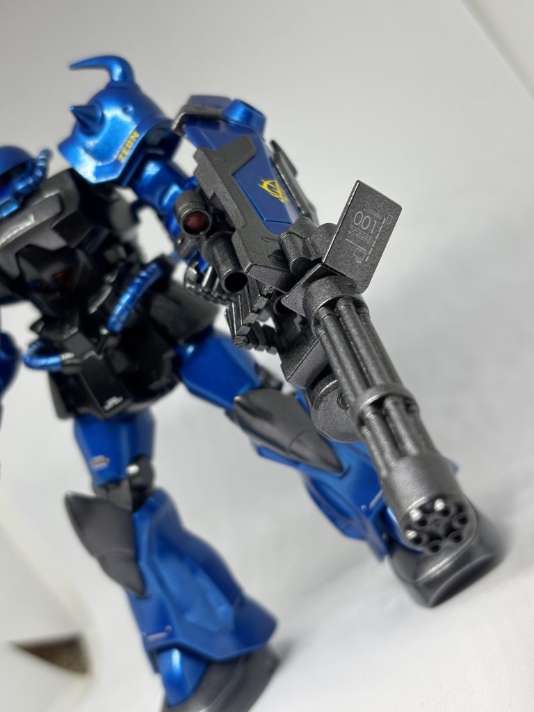 カラーレシピを載せておきます。基本はタミヤの缶スプレーで塗装しています※バーニア内部、武器内部の赤は水性塗料のメタリックレッド、モノアイは公式の3Dメタリックシールの上にガイアカラーの蛍光ピンクを塗ってます。以下全てタミヤのスプレー缶塗料青=サーフェイサー ライトグレイ→メタリックブルーガンメタル部分=サーフェイサー ライトグレイ→ブラック→ガンメタルメタリックブラック部分=サーフェイサーライトグレイ→ブラック→メタリックブラック トップコート=ミスターホビー プレミアムトップコート光沢