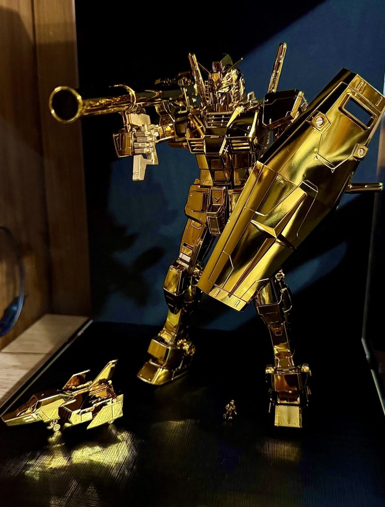 すみませんこの画角の写真しかありません😅コアファイター付きでアムロもゴールドです😊が、アムロがすぐ転けてしまうので何か対策しなければ..w因みにクリアパーツまでゴールドになってます!フレームはガイアEXゴールドを吹きましたこれで変な安っぽさはマシになりましたセンサー部もクリアレッドを吹いてます👍さぁ、メッキ風塗装は何年持つかな。笑