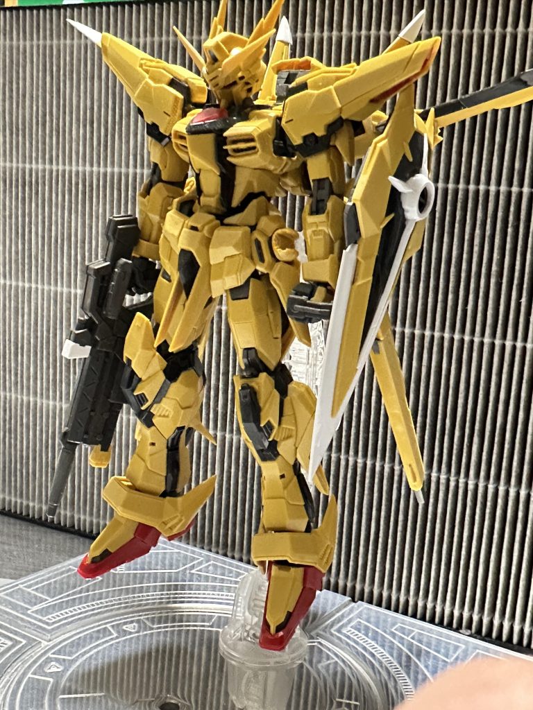 メッキ剥がしして組んだ画像。今回、メッキ剥がしにはハセガワのメッキ剥がしNEXTを使用しました。キッチンハイターのやり方は知っていたのですがそちらの方が時間はかかってもパーツへの負担が少ないという事だったので。仕事前にパーツを切り出して液剤に漬け、15時間ほど放置したところ本体とオオワシの方のメッキは綺麗に落ちました。しかし、シラヌイの方は全くメッキが落ちず指で擦っても剥がれず。どうやらメッキの手法が違うようでした。1度水洗いした後水気を切り、キッチンハイターに漬けました。すると10分ほどでメッキは綺麗に落ちたので一件落着...と思いきやクリアブラックの様な層が日焼けの皮のように所々についていました。twitter上にも同じ症状の方がいて、その方は掘り直しや面処理で削ったという事でしたが物は試しとガイアのペイントリムーバーにつけて2時間ほど放置すると9割ほど剥がれ、水で洗ってから柔らかい歯ブラシで磨くと全て取れました。