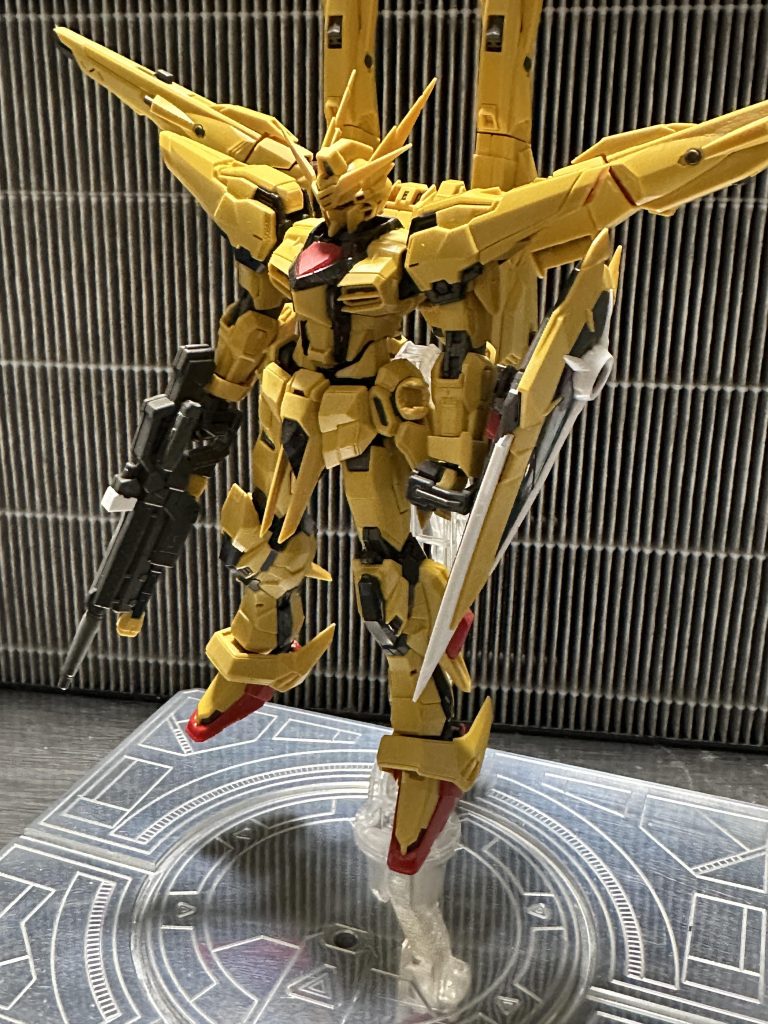 で、ゲート処理等しようとすると本体側には透明なクリア層がやはりところどころ残っていたため同じくペイントリムーバーに漬けると取れました。そのまま塗装すると確実にボコボコになると思うのでメッキ剥がししようと思っている方は参考にしていただければと思います。