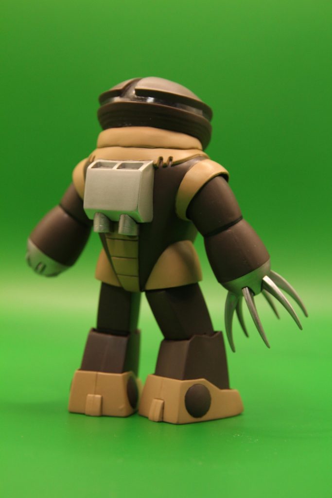 ここから先は心が折れて製作写真がありませんが…①足関節は余裕で後ハメできるはず☆②削り込んでもプラ同士なので弾力がなくうまくハマらない③無理に力を入れたらパーツ再分割&合わせ目復活!④おまけに削っていた副作用で関節ぷ〜らぷらの結果、この膝に力が入らない立ち姿と立派な縦一直線の分割ラインがこの人の個性となりました…。旧キット、ホントに難しい( 涙)