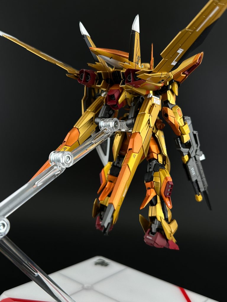 オオワシ装備背面本キットはメッキが映えるような多面構造になっているらしく平面や曲面が織り交ざった複雑な面構造をしているのですが、できる限り平面のところはしっかり平面に、曲面のところはそれを潰さずにということを意識しました。モールドも全て彫り直しています。