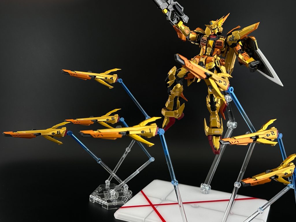 シラヌイパックにはドラグーンを浮かせて飾る用の台座が付属するのですが穴の軸径が全く合わず。本体側とは合っているのですが...画像はただひっかけているだけです。