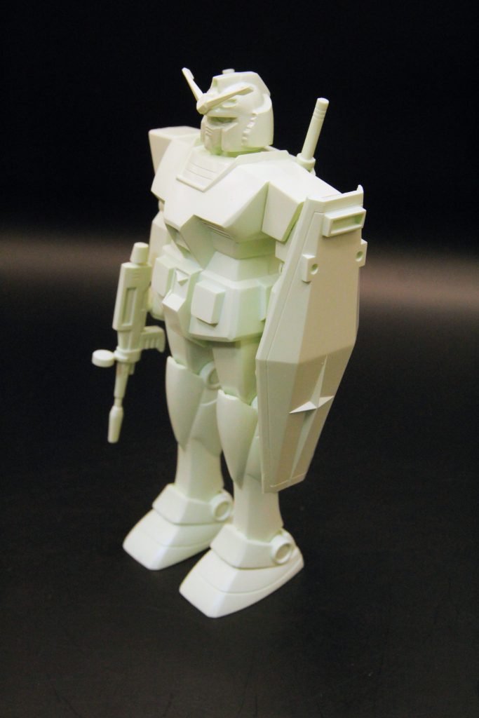 再販で手に入った旧キットガンダム。え〜と…全塗装です(笑 )成型色に近づけるため、クールホワイトに緑系を何色か調色、ムーンストーンパールも加えてみました。←表面処理が甘く全く活きてない…