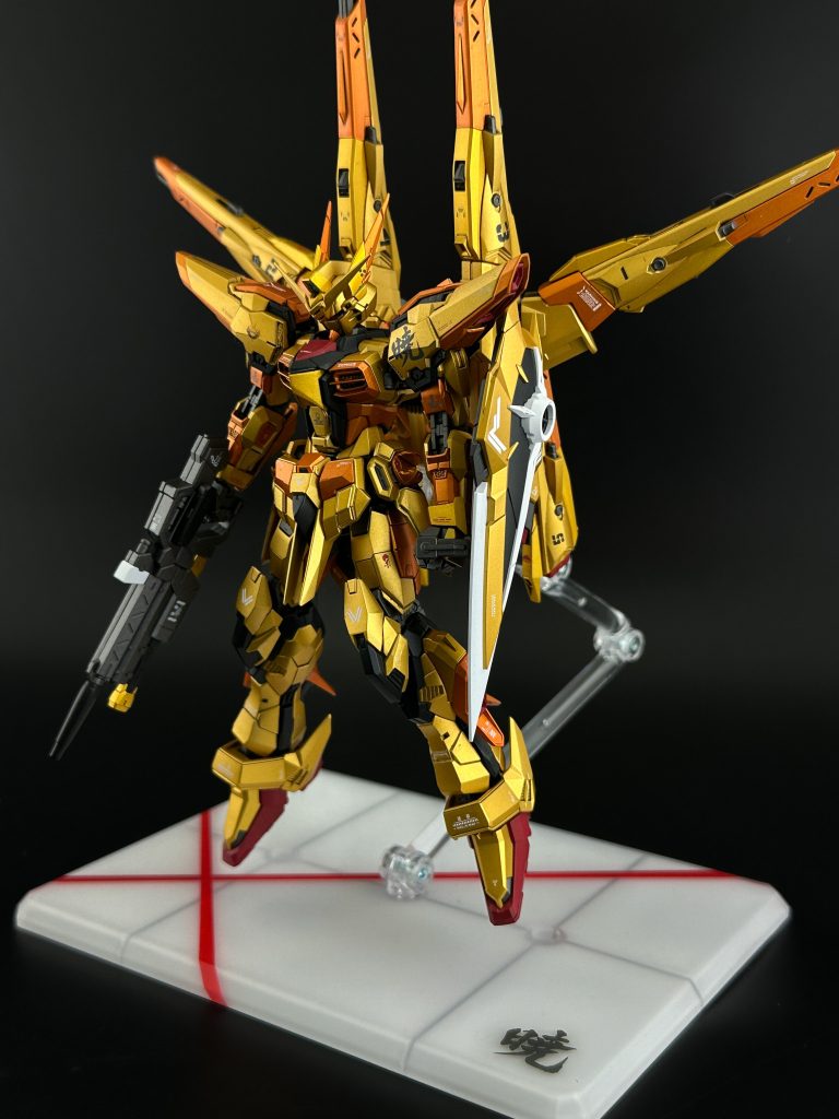 シラヌイ装備今回、メッキ剥がしをしようと思ったきっかけの装備です。ドラグーンのカッパーゴールドになっているパーツに特大のゲート跡が出るんですよね。それがあまりにも丸見えでカッコ悪いので全塗装を決意しました。それまではメッキ以外のパーツだけ塗装しようと思っていたのですが...アンクルアーマーのパーティングラインはギリギリ我慢できそうだったのですがこのドラグーンは許せなかったんですね。