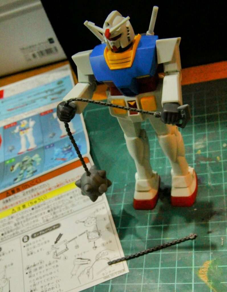 実は撮影前に「 射程を短くしました 」の下方修正を受けています…。えっと、この説明書の職人技、ドライヤー曲げが難しすぎたのに加えて、持つ前の写真を撮りたかったことで塗装とエナメル墨入れ後に加工したら、気持ちよくぽっきり。プリッツも顔負けです♪撮影したものは真鍮と瞬着で補強して何とか持たせましたが…最後は武器の持ち変えをした際に帰らぬ鎖となりました…( 笑)