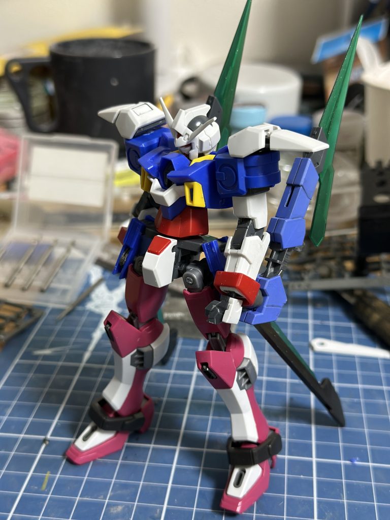 肩やらサイドアーマーをいじってる時。肩は少し大きくかつ戦闘時に邪魔にならなさそうなシルエットを選びました。