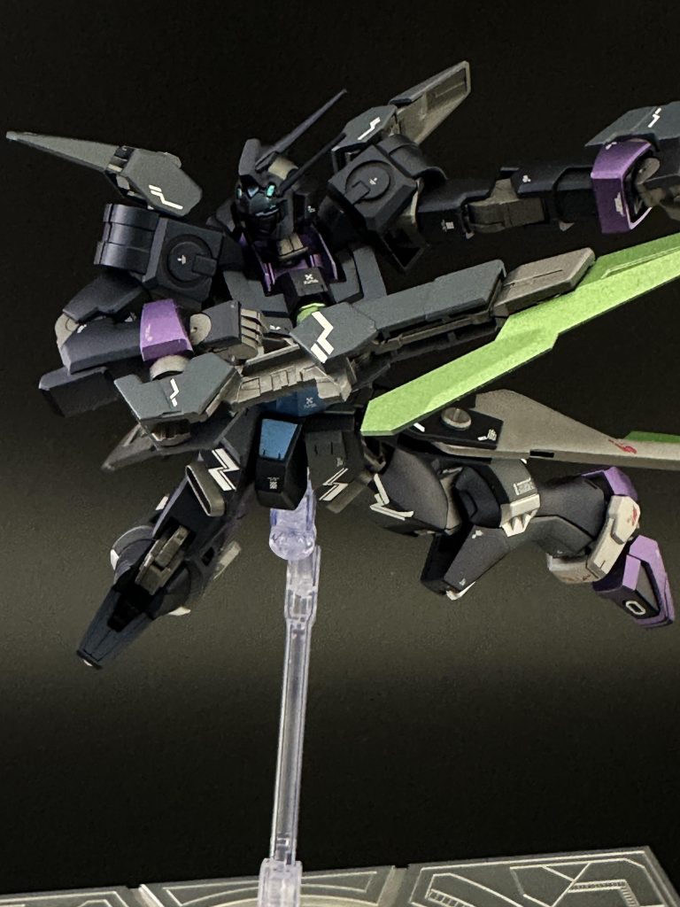 ブレードは前側に展開できます。トンファーのようなイメージですね。今回のコンセプトの一つであり機体名にもなっている「対Xラウンダー」ですが、実際はAGE-2マグナムを仮想敵とした機体コンセプトとしてネーミングしました。マグナムのFファンネルはビーム射撃を切り裂くほど攻撃能力が高く、射撃武器での対処はほぼ不可能と考え、突撃してきたファンネルに対して強力な格闘装備で防御もしくはカウンターでの破壊を想定。そしてファンネルを消化し戦力の低下した本体に対して格闘戦をしかけ、射撃武器をあえて搭載しないことで余剰となったエネルギーを胸部ビーム砲から放つというのが、自分がもしガンプラバトルをするならという脳内設定の根幹ですね。私も昨年三十路を迎えましたが久しぶりにこういうの考えてやっぱり楽しいです。いつまでも子供でいたい。