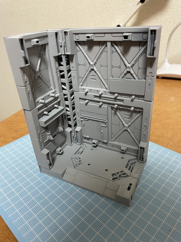 組んでサフって…。ケースに収まるかこの時は不安…。百均でディスプレイベースが充実してきましたね。格納庫大好きです。ワクワクします。最初からシンデレラフィットする専用クリアケースの発売を熱望します。最初から電飾も組み込めたら完璧ですな。でも無いから作るってのは楽しいですよね。