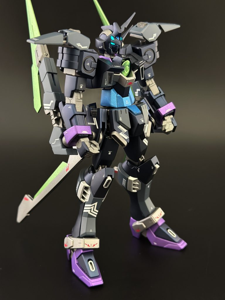 正面模型サークルで毎年年始にやっている「自分がガンプラバトルで使うなら」をコンセプトにした合わせ用に制作しました。AGE-2ダブルバレットの素体とアルティメス用パーツがあったのでこれをベースにと決めてから・去年は砲撃仕様のデカ武器だったのでシンプルに・近接戦闘用・刀に頼らないをテーマにAGE-2の別ウェアということで制作開始しました。そのうちに、可変機構を残すとどうしてもウィングやら射撃武器やら機首部分やらが必要になるなあと行き詰まってしまった(ダブルバレットはもともと機首が無いですがやはり戦闘機と呼べるか怪しい)ので可変機構は一旦無かったことにして進めました。