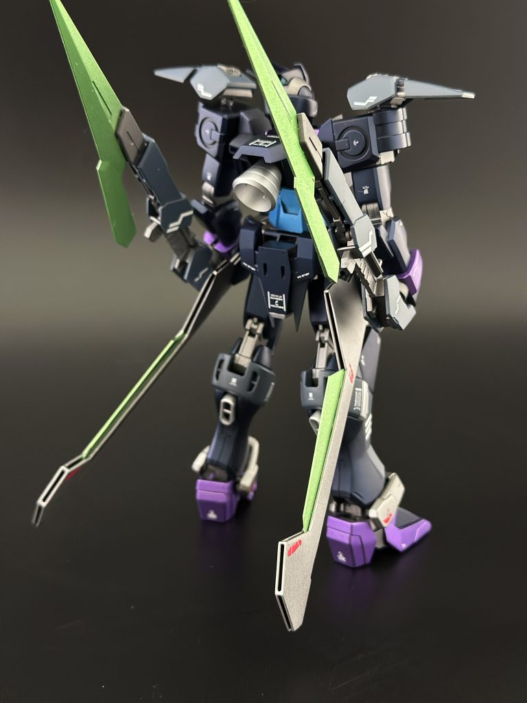 背面AGE系の近接武器と言えばシグルブレイドは外せないということで色々探したのですが、以前AGE-3の改造機を作った際に刀と薙刀を使ったので思い切って今回は手持ち武器ではなく腕部の固定武装にしようと思い(ダブルバレットは両握り手が標準で付いていたことも後押しになった)、ジャンクから色々見てたらMGクアンタフルセのガンブレイドがあったのでほぼそのまま使いました。ダブルバレットの足が、ふくらはぎから下が太いスタイルで格闘機っぽくなかったのでインジャ(二式じゃないほう)からまるまる持ってきました。