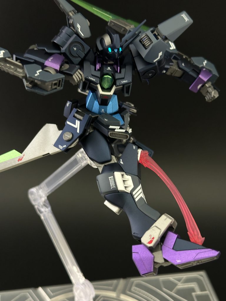 もちろんインジャの足そのままなのでビームブレイドも。額のセンサーが光っているのは蛍光塗料にブラックライト当ててるからです。