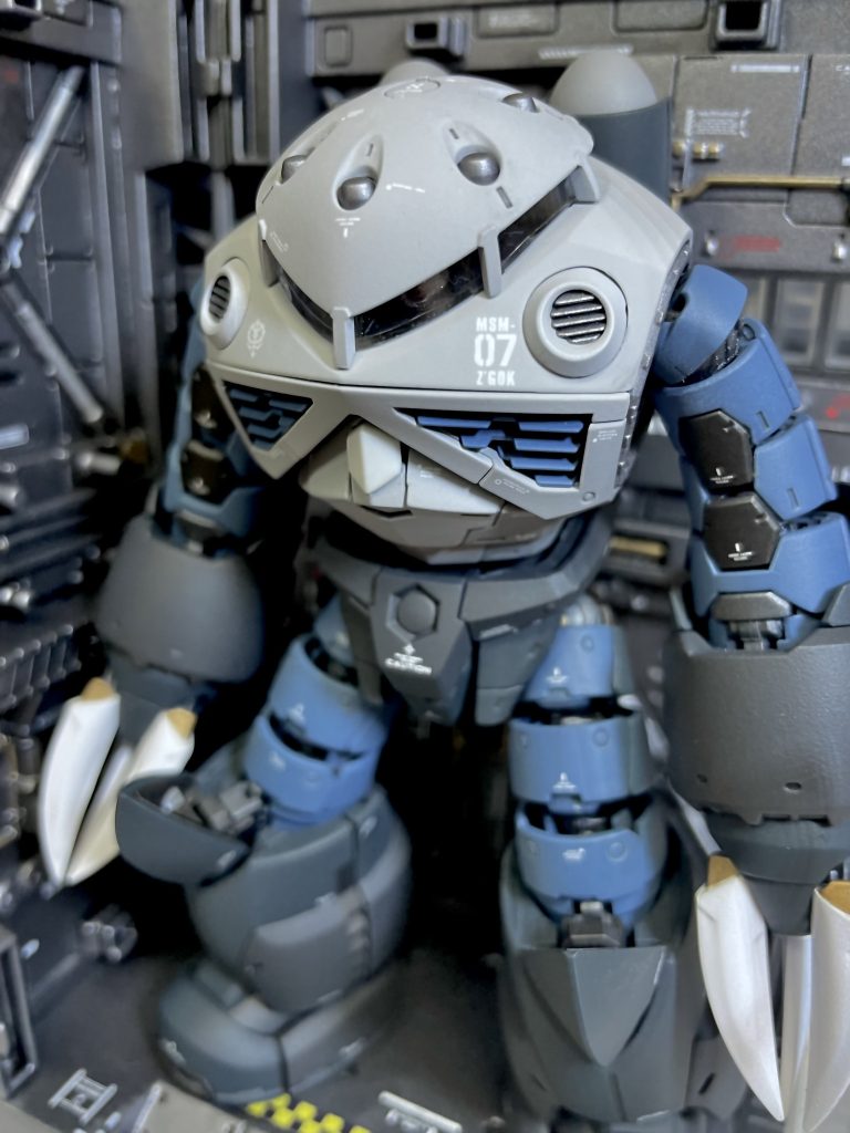 更にズームアップ。モノアイが沈む…。